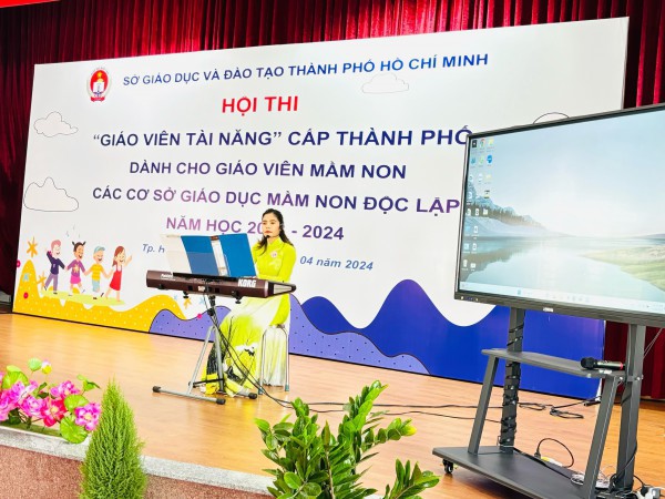 Giáo viên mầm non trổ tài múa rối, vừa đàn vừa hát Giáo viên mầm non trổ tài múa rối, vừa đàn vừa hát