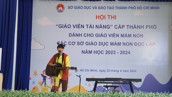 Giáo viên mầm non trổ tài múa rối, vừa đàn vừa hát