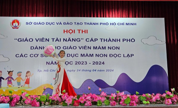 Giáo viên mầm non trổ tài múa rối, vừa đàn vừa hát Giáo viên mầm non trổ tài múa rối, vừa đàn vừa hát