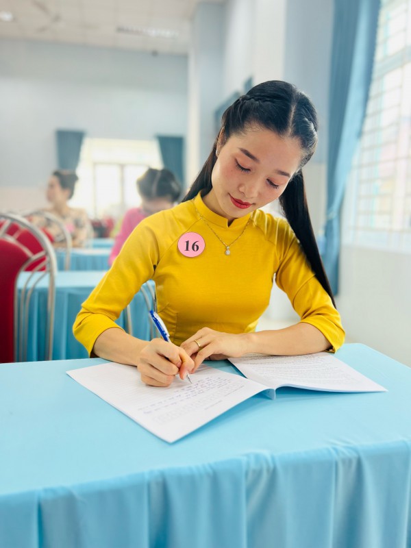Giáo viên mầm non trổ tài múa rối, vừa đàn vừa hát Giáo viên mầm non trổ tài múa rối, vừa đàn vừa hát