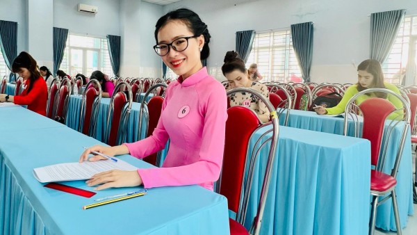 Giáo viên mầm non trổ tài múa rối, vừa đàn vừa hát Giáo viên mầm non trổ tài múa rối, vừa đàn vừa hát