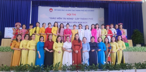 Giáo viên mầm non trổ tài múa rối, vừa đàn vừa hát Giáo viên mầm non trổ tài múa rối, vừa đàn vừa hát