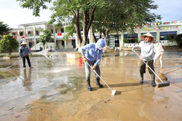 Giáo viên vùng rốn lũ Đà Nẵng tất tả dọn bùn: 