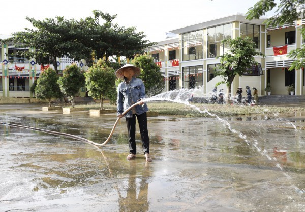 Giáo viên vùng rốn lũ Đà Nẵng tất tả dọn bùn: 