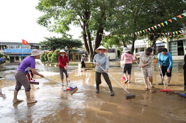 Giáo viên vùng rốn lũ Đà Nẵng tất tả dọn bùn: 