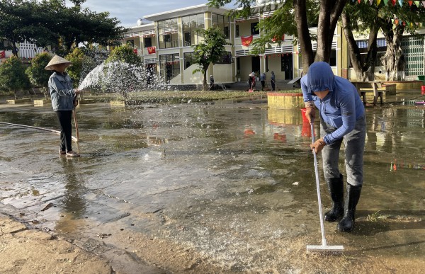 Giáo viên vùng rốn lũ Đà Nẵng tất tả dọn bùn: 