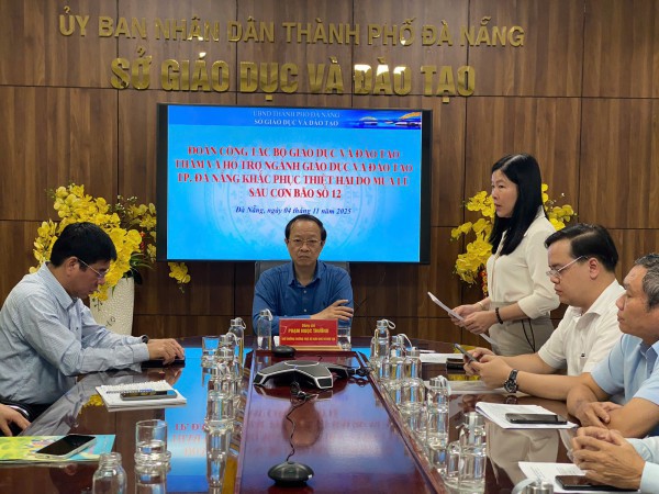 Giáo viên vùng rốn lũ Đà Nẵng tất tả dọn bùn: 