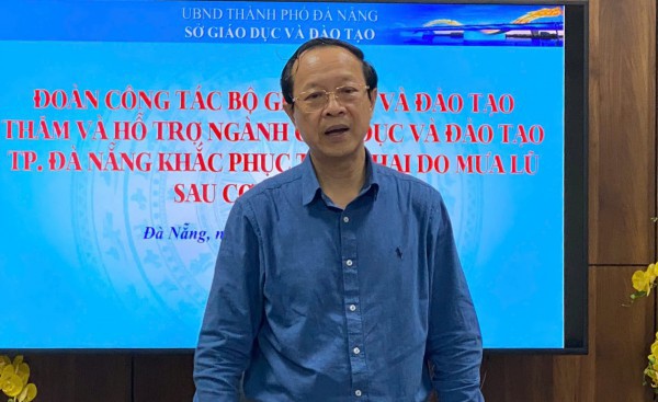 Giáo viên vùng rốn lũ Đà Nẵng tất tả dọn bùn: 