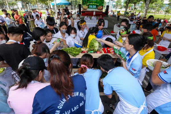 Hàng ngàn sinh viên tranh tài… nấu mì