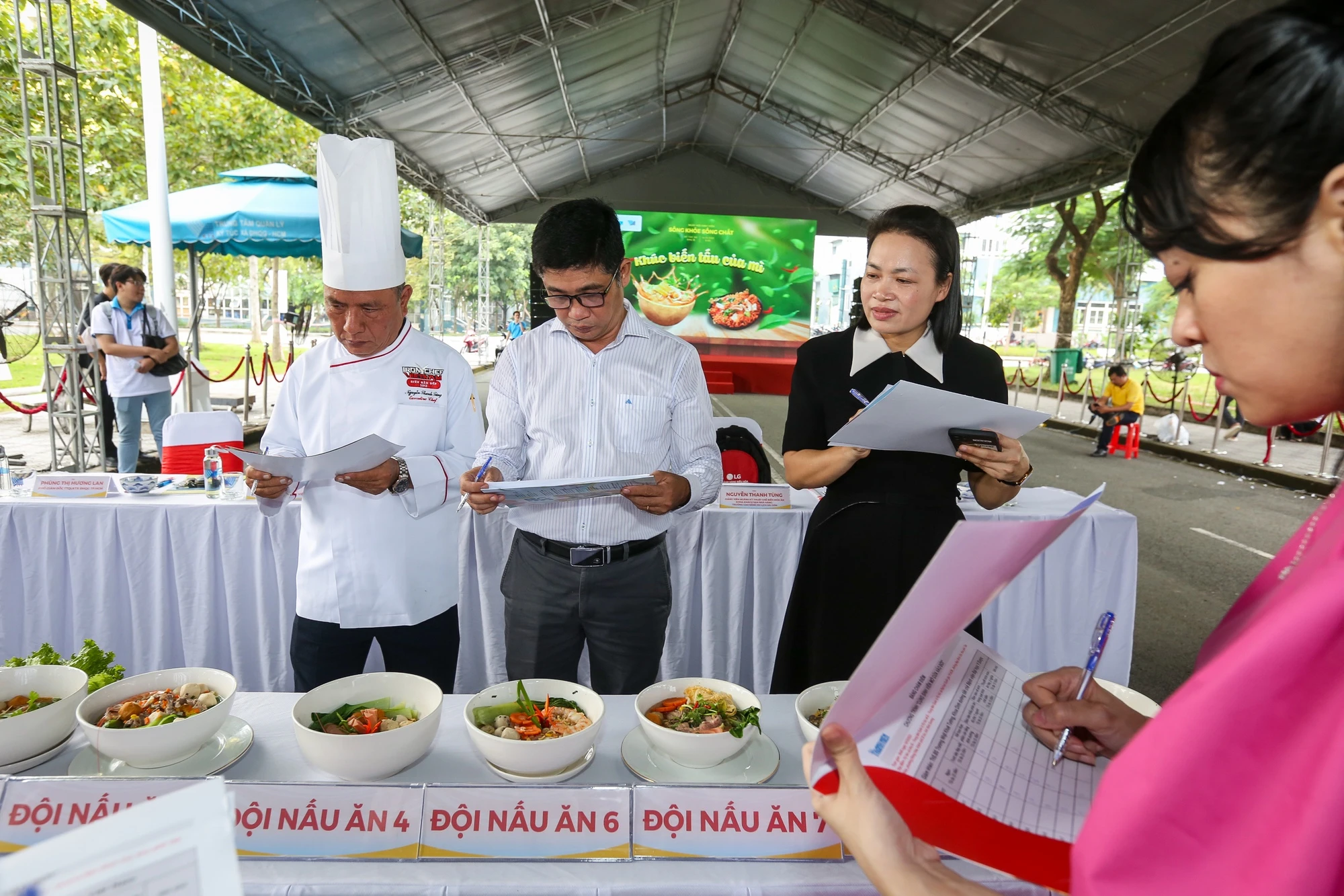 Hàng ngàn sinh viên tranh tài… nấu mì