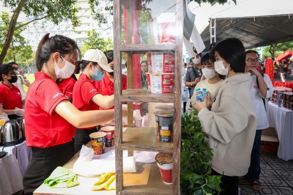 Hàng ngàn sinh viên tranh tài… nấu mì