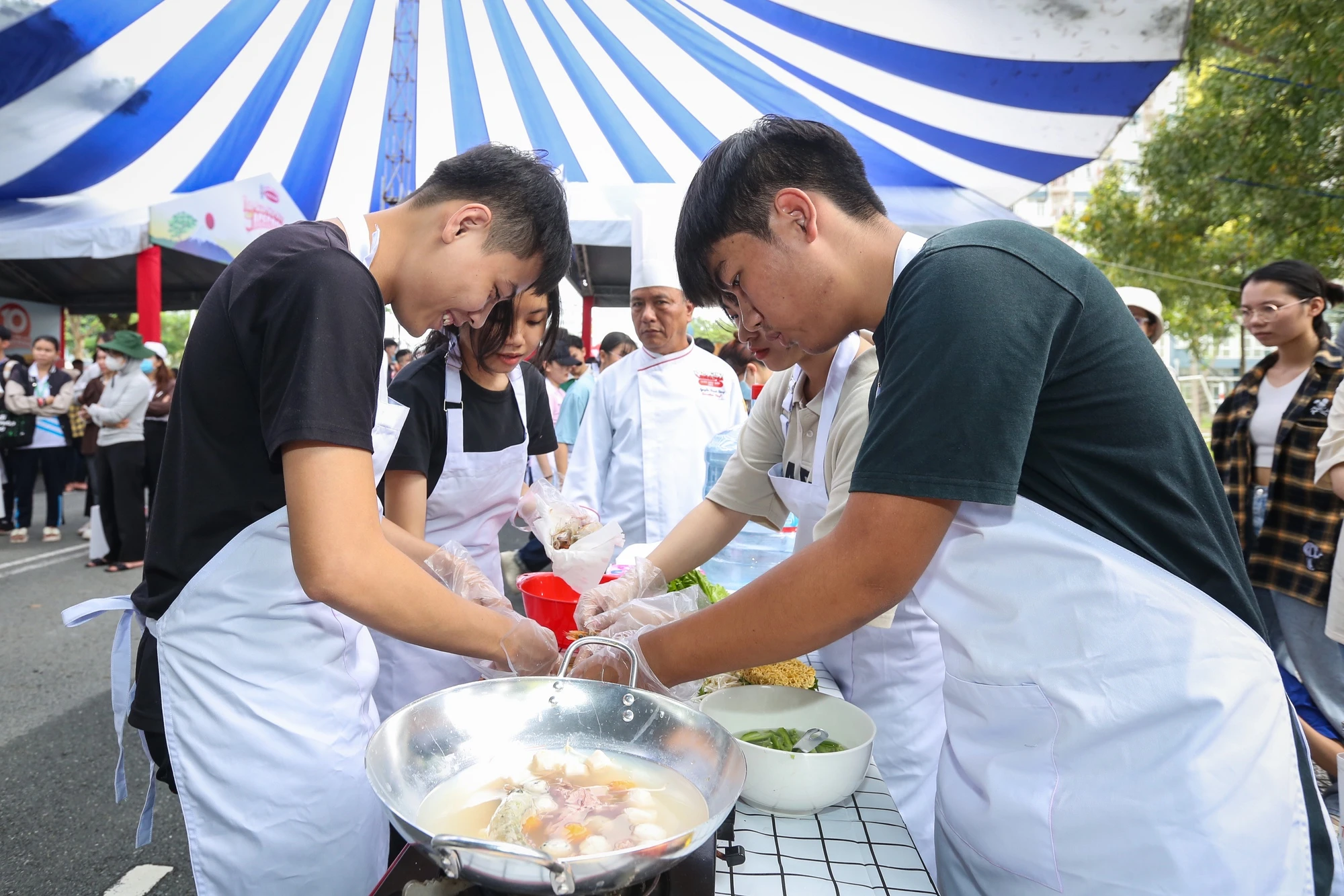 Hàng ngàn sinh viên tranh tài… nấu mì