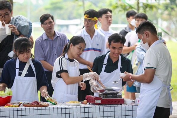 Hàng ngàn sinh viên tranh tài… nấu mì