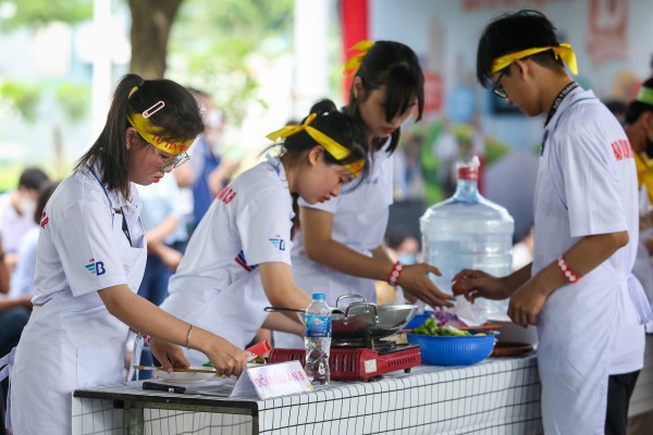 Hàng ngàn sinh viên tranh tài… nấu mì