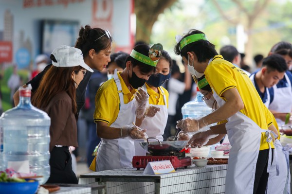 Hàng ngàn sinh viên tranh tài… nấu mì