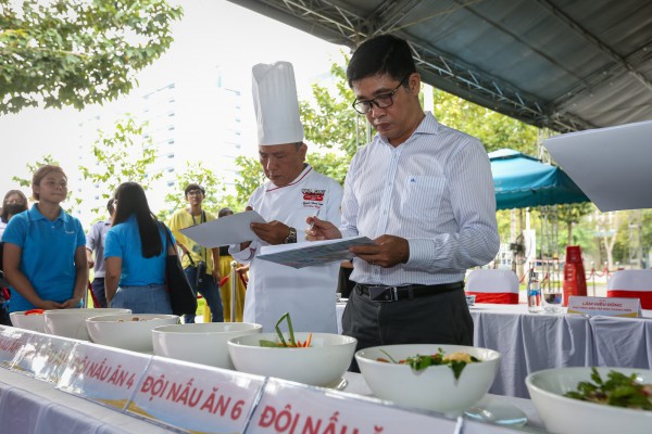 Hàng ngàn sinh viên tranh tài… nấu mì