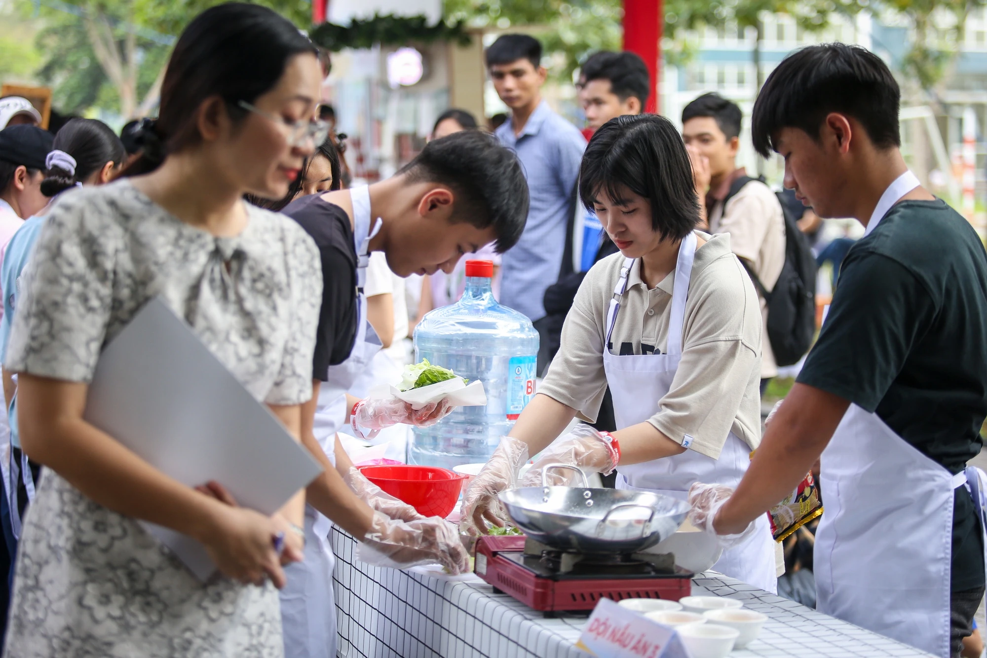 Hàng ngàn sinh viên tranh tài… nấu mì