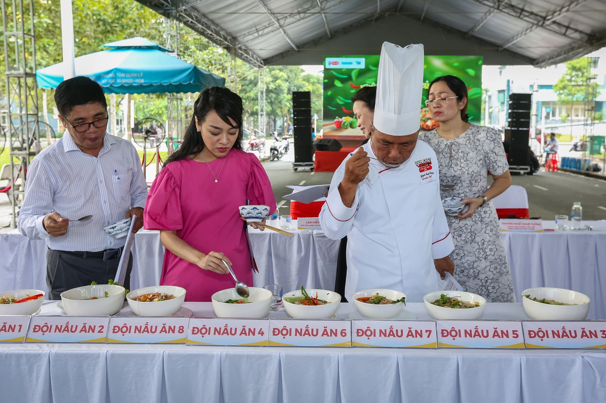 Hàng ngàn sinh viên tranh tài… nấu mì