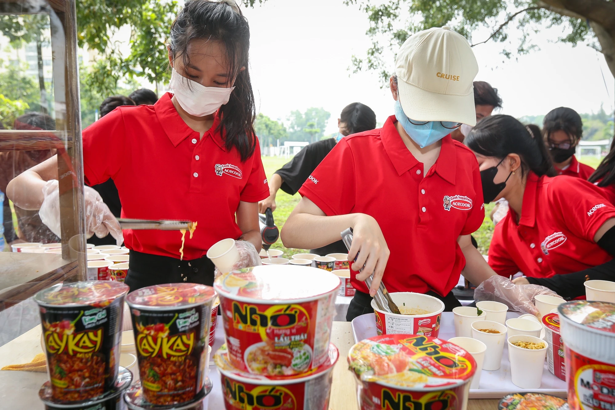 Hàng ngàn sinh viên tranh tài… nấu mì