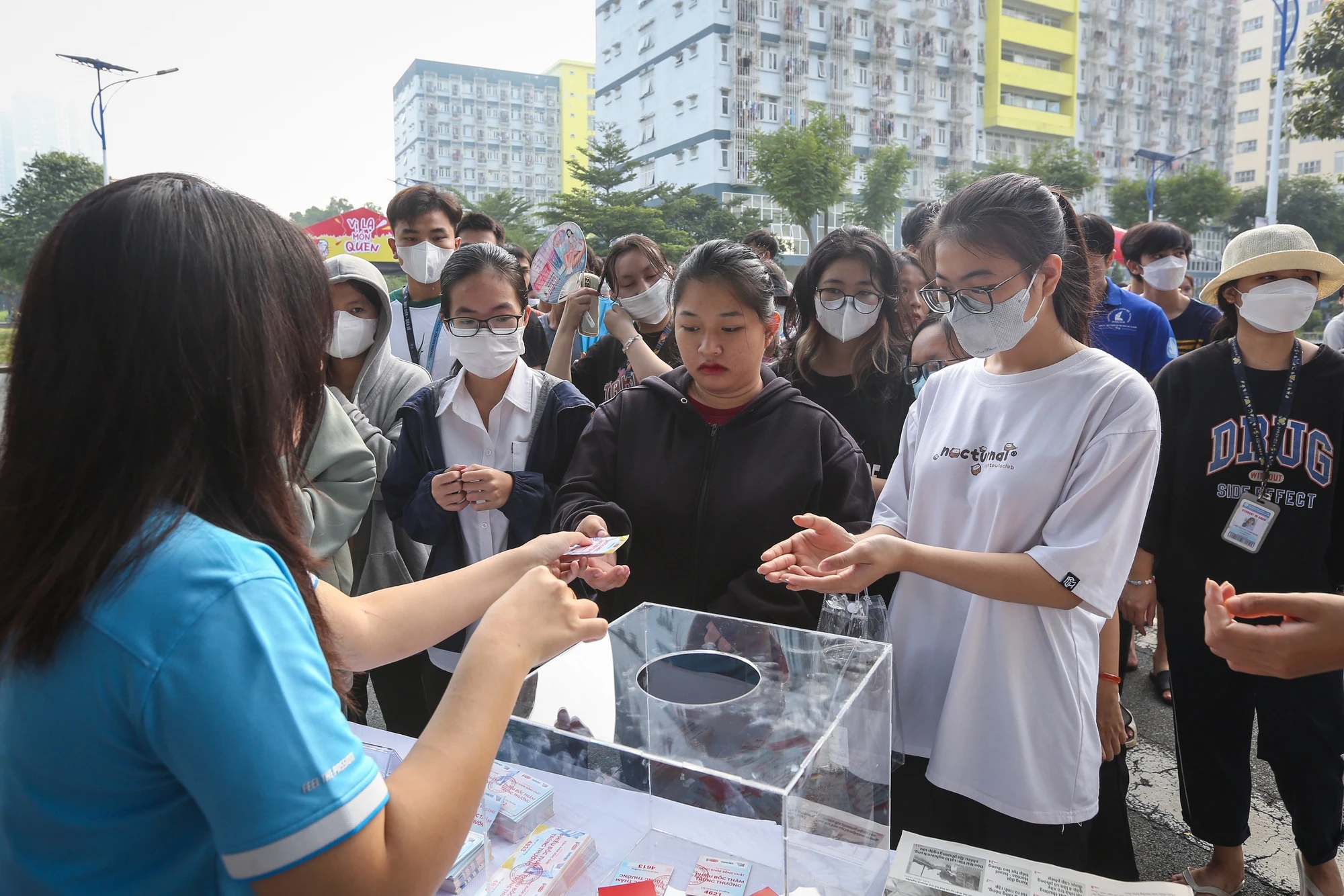 Hàng ngàn sinh viên tranh tài… nấu mì