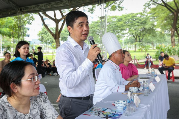 Hàng ngàn sinh viên tranh tài… nấu mì