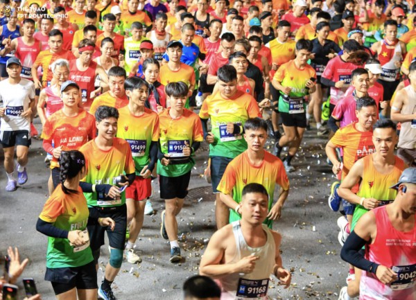 Hàng trăm giảng viên và sinh viên trường CĐ lập kỷ lục tại một giải chạy