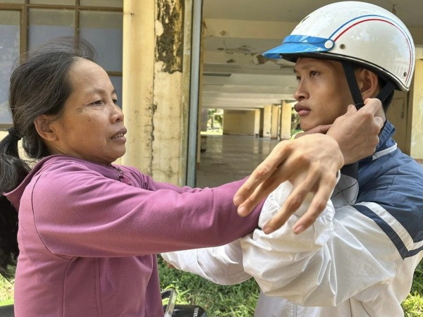 Hành trình 13 năm bên người con viết chữ bằng chân Hành trình 13 năm bên người con viết chữ bằng chân