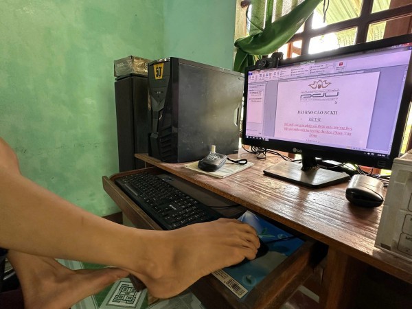 Hành trình 13 năm bên người con viết chữ bằng chân