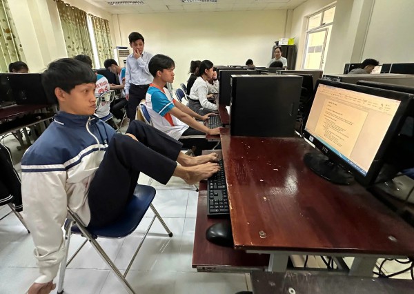 Hành trình 13 năm bên người con viết chữ bằng chân Hành trình 13 năm bên người con viết chữ bằng chân