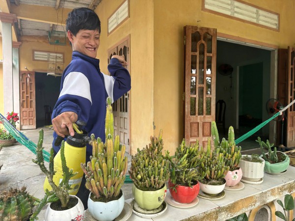 Hành trình 13 năm bên người con viết chữ bằng chân Hành trình 13 năm bên người con viết chữ bằng chân