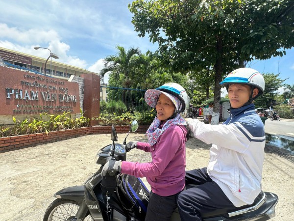 Hành trình 13 năm bên người con viết chữ bằng chân Hành trình 13 năm bên người con viết chữ bằng chân