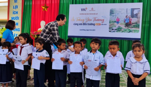 Hỗ trợ học sinh khó khăn đến trường trong năm học mới