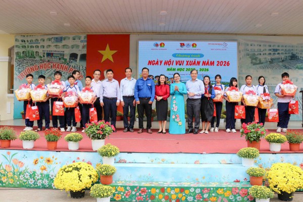 Học sinh Cần Thơ rộn ràng đón tết cổ truyền ngay tại sân trường