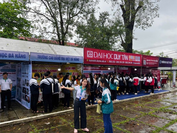 Học sinh Quảng Trị tìm cơ hội học tập tại Chương trình Tư vấn mùa thi