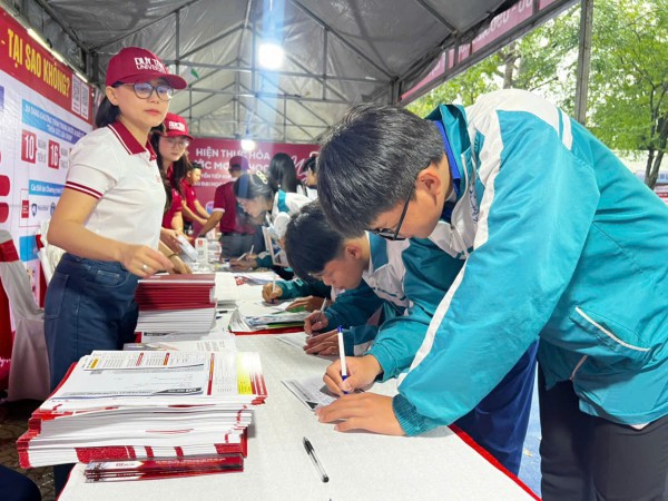Học sinh Quảng Trị tìm cơ hội học tập tại Chương trình Tư vấn mùa thi