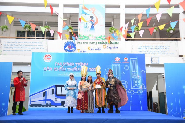 Học sinh TP.HCM học hát cải lương với NSND Tấn Giao và NSƯT Tâm Tâm