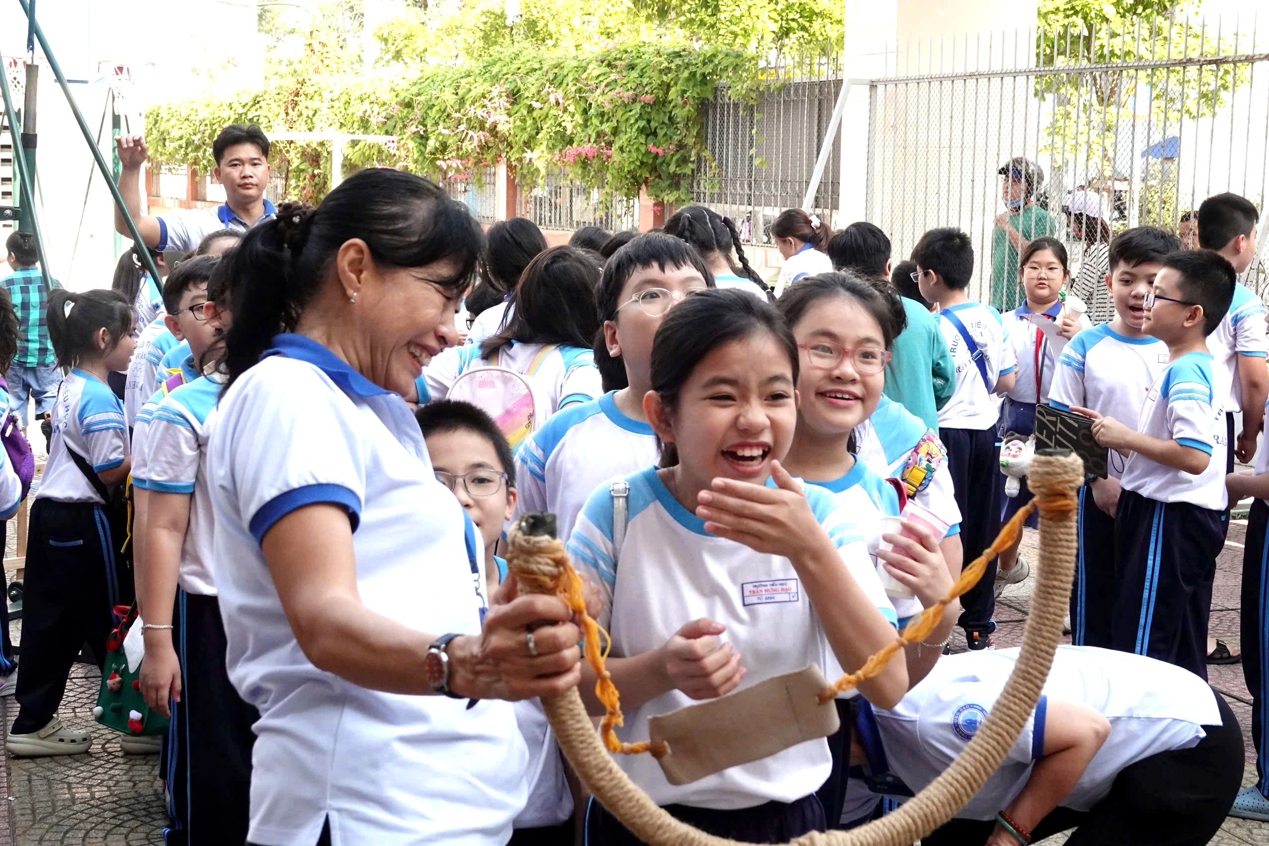 Học sinh TP.HCM vui hội xuân, ngày mai nghỉ Tết Nguyên đán Học sinh TP.HCM vui hội xuân, ngày mai nghỉ Tết Nguyên đán