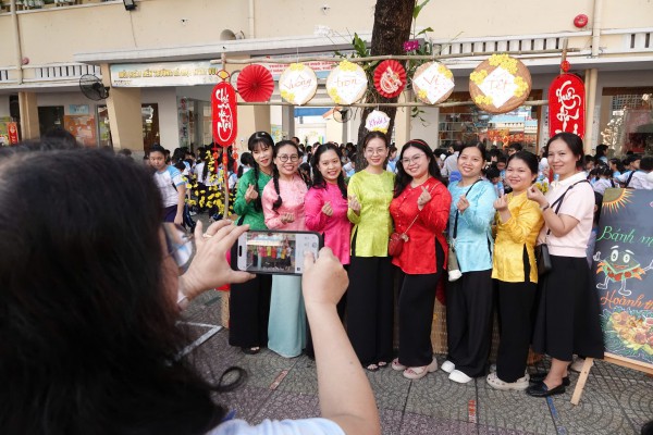 Học sinh TP.HCM vui hội xuân, ngày mai nghỉ Tết Nguyên đán Học sinh TP.HCM vui hội xuân, ngày mai nghỉ Tết Nguyên đán
