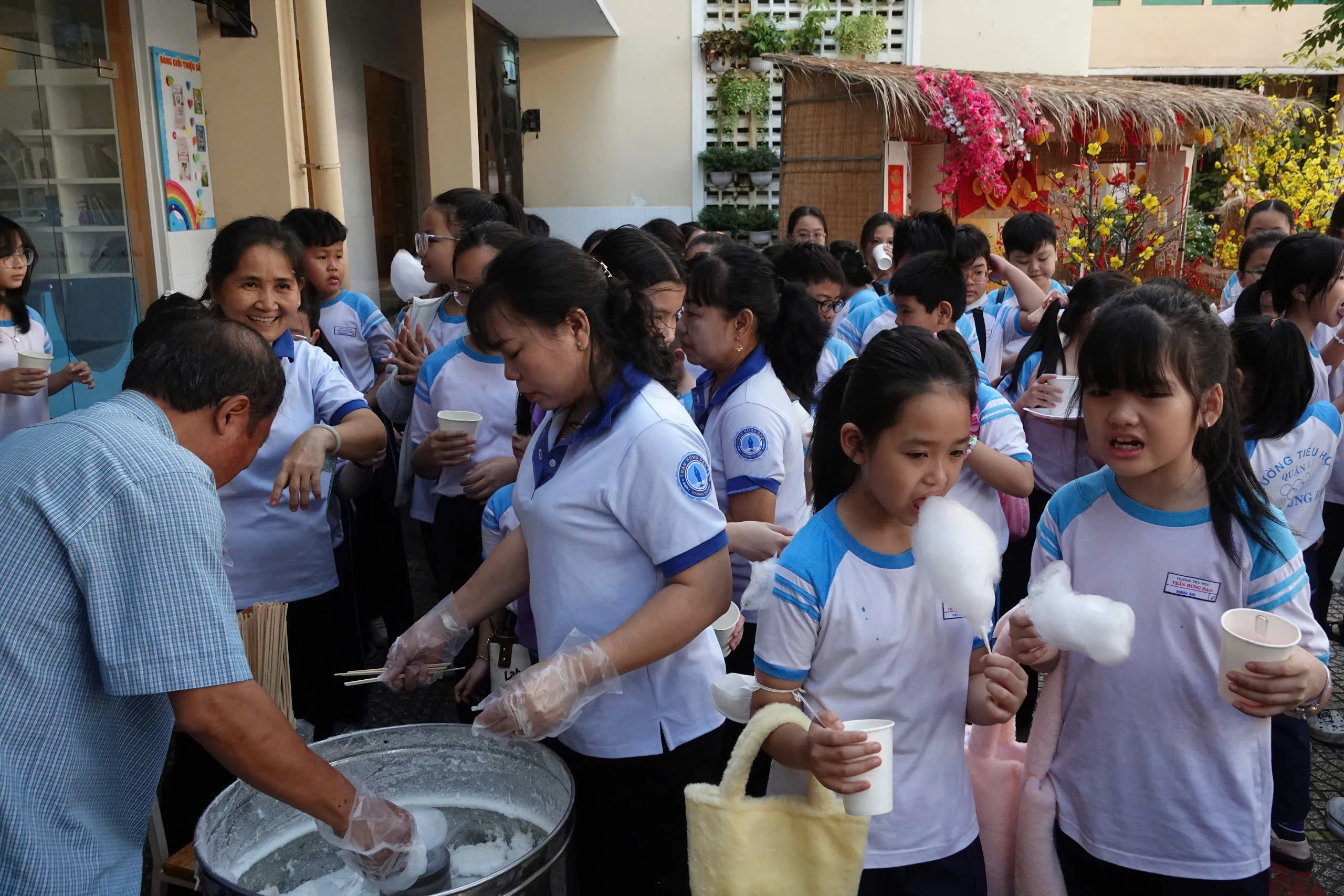 Học sinh TP.HCM vui hội xuân, ngày mai nghỉ Tết Nguyên đán Học sinh TP.HCM vui hội xuân, ngày mai nghỉ Tết Nguyên đán