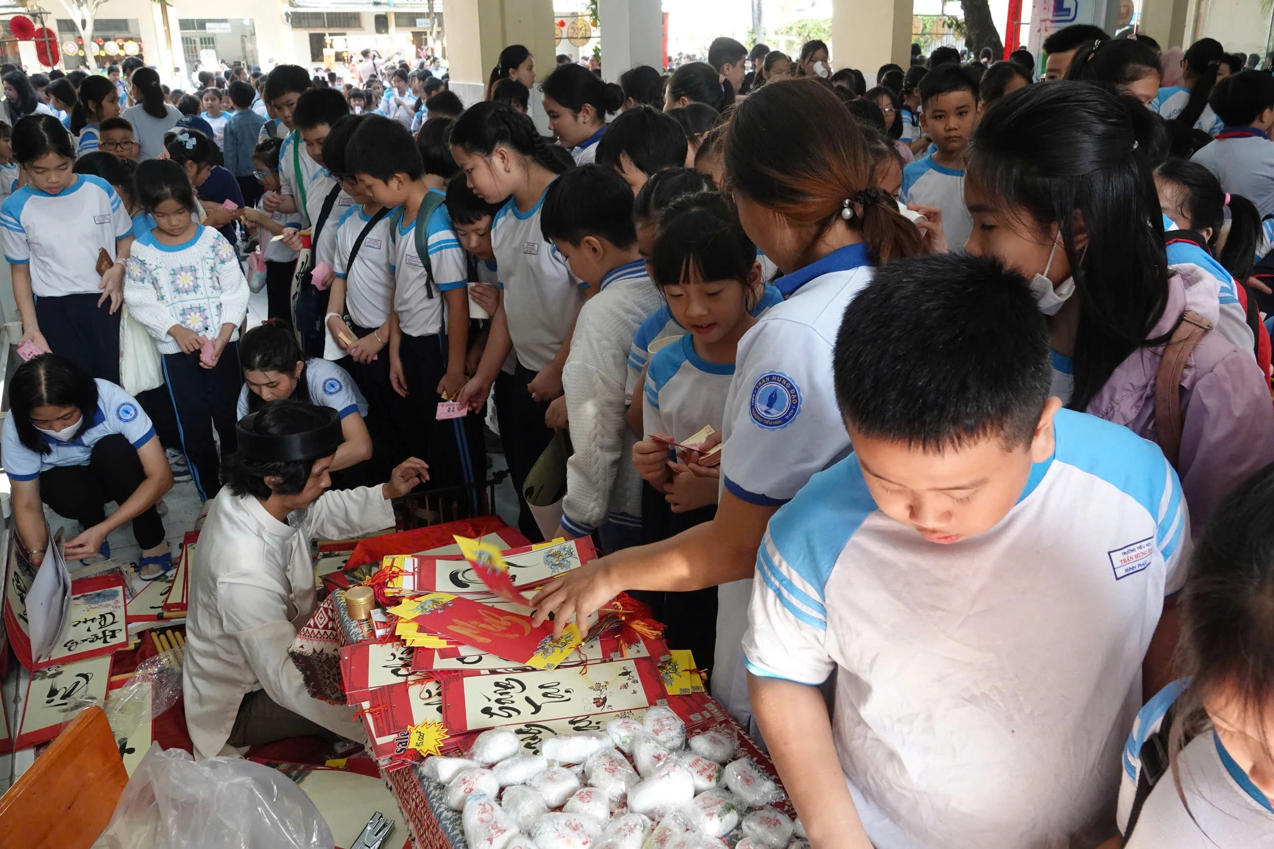 Học sinh TP.HCM vui hội xuân, ngày mai nghỉ Tết Nguyên đán Học sinh TP.HCM vui hội xuân, ngày mai nghỉ Tết Nguyên đán