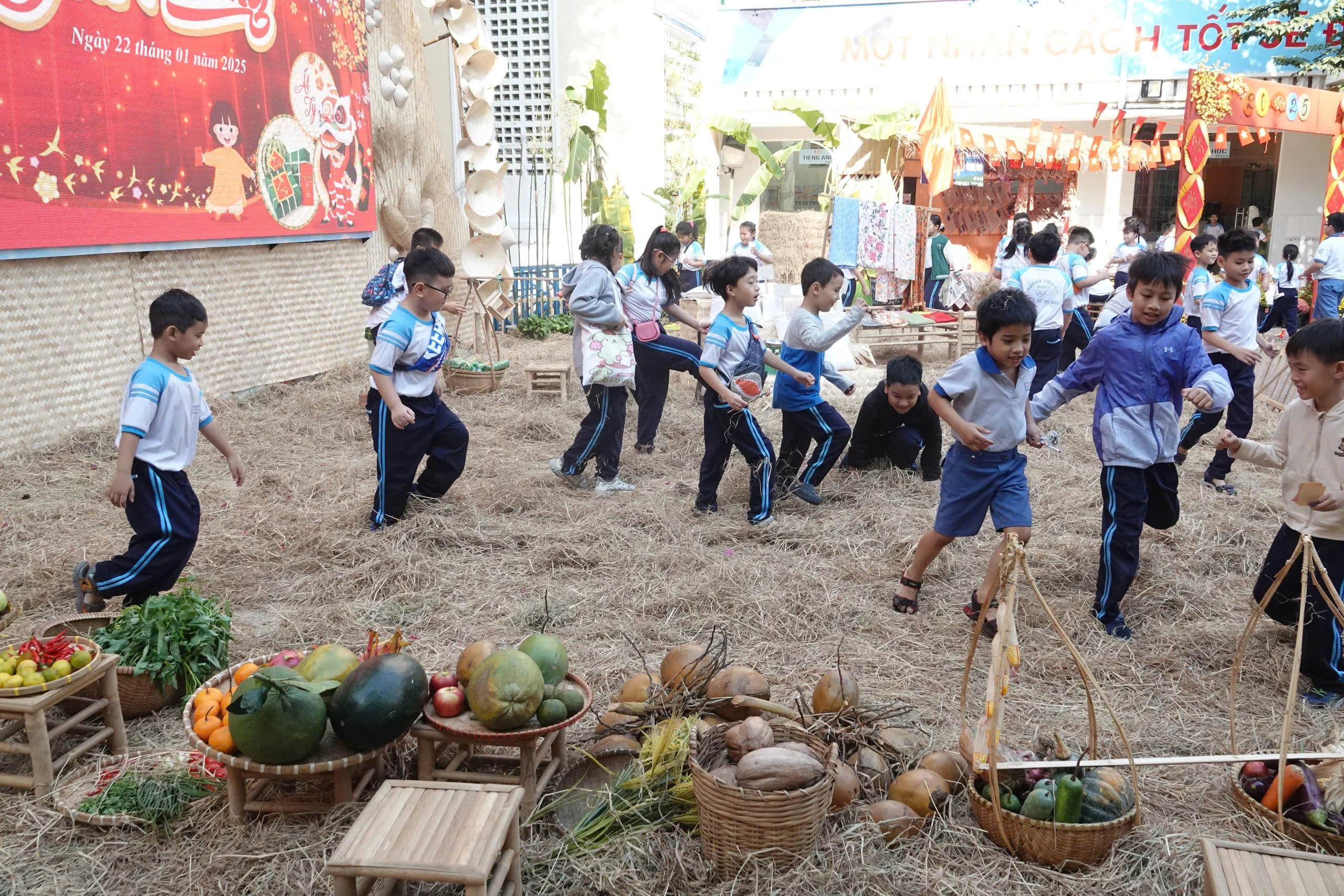 Học sinh TP.HCM vui hội xuân, ngày mai nghỉ Tết Nguyên đán Học sinh TP.HCM vui hội xuân, ngày mai nghỉ Tết Nguyên đán