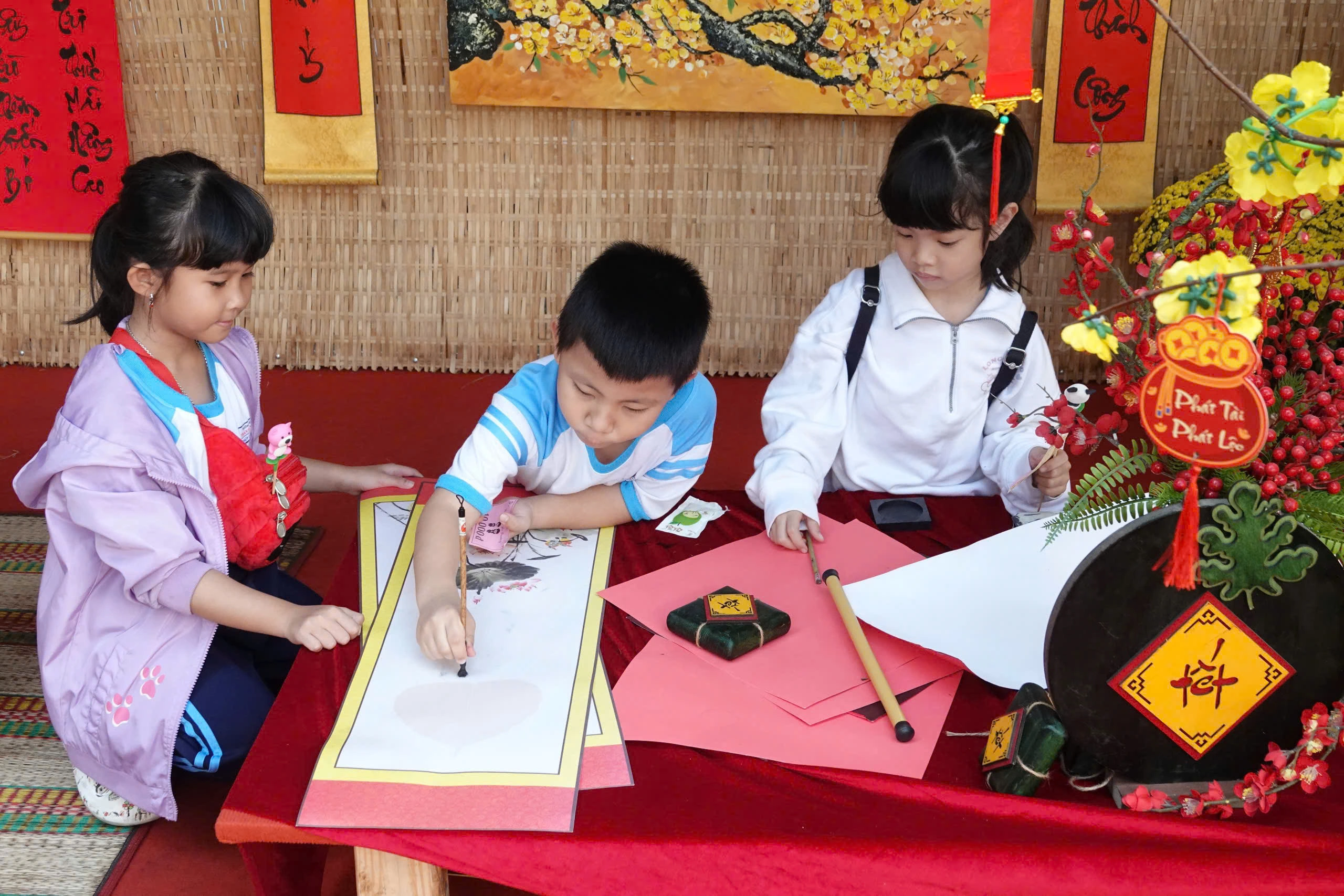 Học sinh TP.HCM vui hội xuân, ngày mai nghỉ Tết Nguyên đán Học sinh TP.HCM vui hội xuân, ngày mai nghỉ Tết Nguyên đán