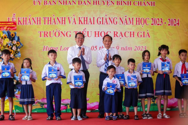 Học sinh, giáo viên cả nước rộn rã khai giảng năm học mới