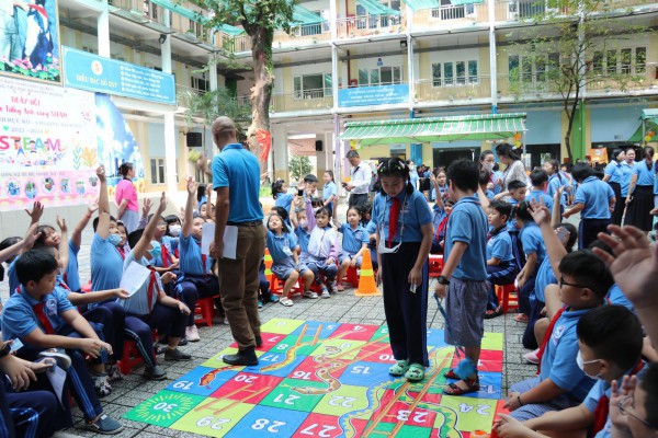 Học sinh nói tiếng Anh, làm tên lửa