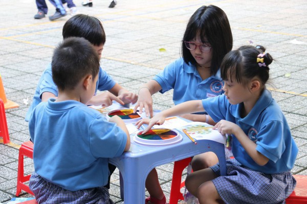 Học sinh nói tiếng Anh, làm tên lửa