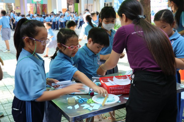 Học sinh nói tiếng Anh, làm tên lửa