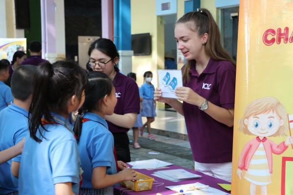 Học sinh nói tiếng Anh, làm tên lửa