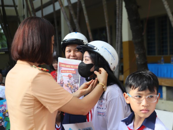 Học sinh ở TP.Thủ Đức cùng các cô, chú CSGT vẽ tranh cổ động chấp hành luật giao thông