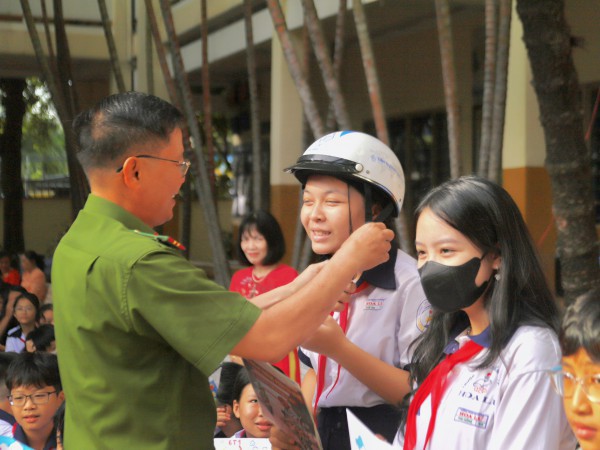 Học sinh ở TP.Thủ Đức cùng các cô, chú CSGT vẽ tranh cổ động chấp hành luật giao thông