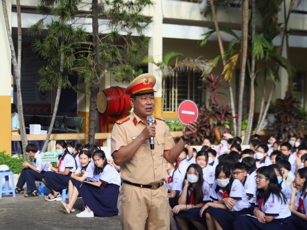 Học sinh ở TP.Thủ Đức cùng các cô, chú CSGT vẽ tranh cổ động chấp hành luật giao thông